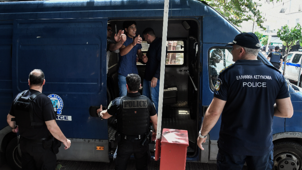 Στιγμιότυπο από την προσαγωγή των κατηγορούμενων ναυαγών στο δικαστικό μέγαρο της Καλαμάτας για το πολύνεκρο ναυάγιο στην Πύλο